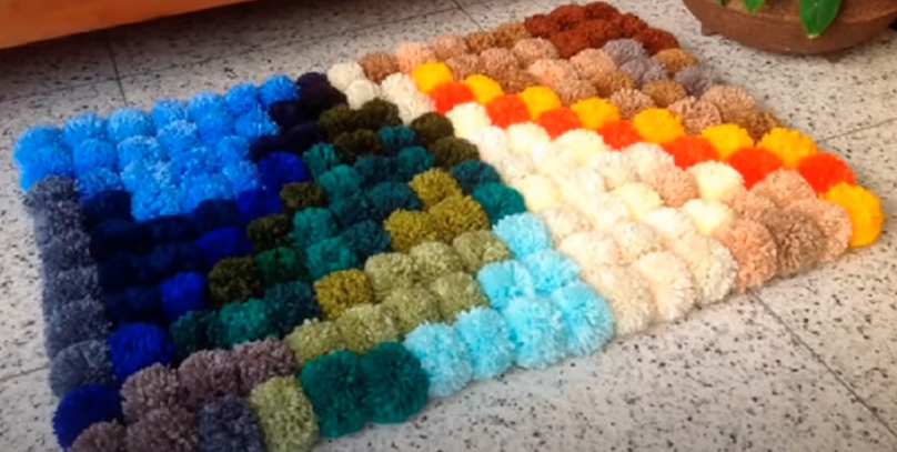 Як швидко та легко зробити теплий килимок на підлогу: дуже бюджетний варіант